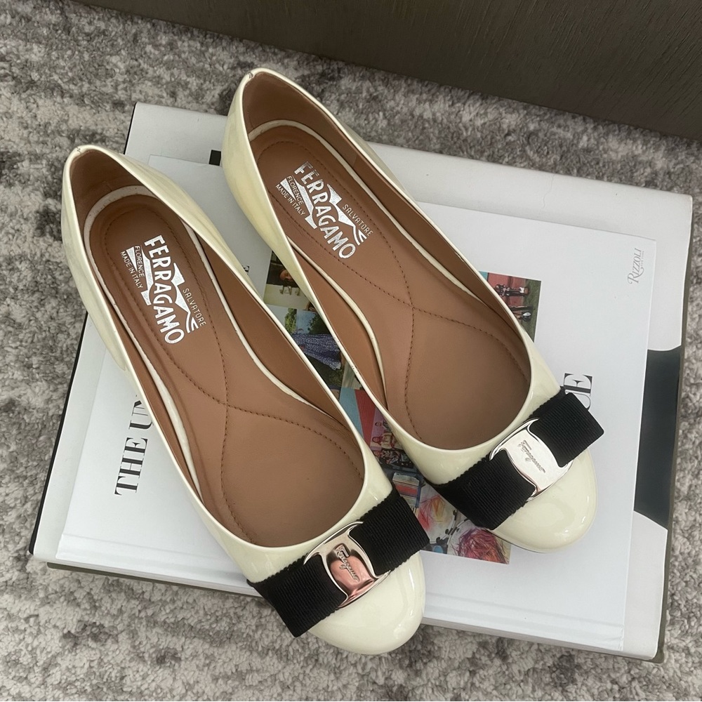 Salvatore Ferragamo Verona Ballet Flat White & Black Size 8 1/2 B.